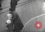 Immagine di I rifugiati sono portati a un americano di nave della marina americana di evacuazione Europa, 1936, secondo 13 filmato di repertorio 65675063410