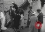 Immagine di I rifugiati sono portati a un americano di nave della marina americana di evacuazione Europa, 1936, secondo 14 filmato di repertorio 65675063410