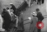 Immagine di I rifugiati sono portati a un americano di nave della marina americana di evacuazione Europa, 1936, secondo 15 filmato di repertorio 65675063410