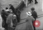 Immagine di I rifugiati sono portati a un americano di nave della marina americana di evacuazione Europa, 1936, secondo 16 filmato di repertorio 65675063410