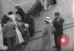Immagine di I rifugiati sono portati a un americano di nave della marina americana di evacuazione Europa, 1936, secondo 17 filmato di repertorio 65675063410