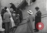 Immagine di I rifugiati sono portati a un americano di nave della marina americana di evacuazione Europa, 1936, secondo 18 filmato di repertorio 65675063410