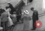 Immagine di I rifugiati sono portati a un americano di nave della marina americana di evacuazione Europa, 1936, secondo 19 filmato di repertorio 65675063410
