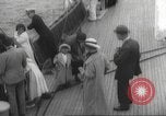 Immagine di I rifugiati sono portati a un americano di nave della marina americana di evacuazione Europa, 1936, secondo 20 filmato di repertorio 65675063410