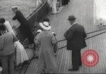 Immagine di I rifugiati sono portati a un americano di nave della marina americana di evacuazione Europa, 1936, secondo 21 filmato di repertorio 65675063410