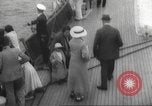 Immagine di I rifugiati sono portati a un americano di nave della marina americana di evacuazione Europa, 1936, secondo 22 filmato di repertorio 65675063410