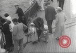 Immagine di I rifugiati sono portati a un americano di nave della marina americana di evacuazione Europa, 1936, secondo 24 filmato di repertorio 65675063410