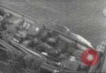Immagine di I rifugiati sono portati a un americano di nave della marina americana di evacuazione Europa, 1936, secondo 26 filmato di repertorio 65675063410