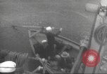 Immagine di I rifugiati sono portati a un americano di nave della marina americana di evacuazione Europa, 1936, secondo 28 filmato di repertorio 65675063410