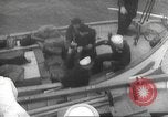 Immagine di I rifugiati sono portati a un americano di nave della marina americana di evacuazione Europa, 1936, secondo 29 filmato di repertorio 65675063410