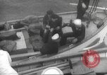 Immagine di I rifugiati sono portati a un americano di nave della marina americana di evacuazione Europa, 1936, secondo 30 filmato di repertorio 65675063410