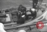 Immagine di I rifugiati sono portati a un americano di nave della marina americana di evacuazione Europa, 1936, secondo 31 filmato di repertorio 65675063410