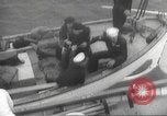 Immagine di I rifugiati sono portati a un americano di nave della marina americana di evacuazione Europa, 1936, secondo 32 filmato di repertorio 65675063410
