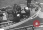 Immagine di I rifugiati sono portati a un americano di nave della marina americana di evacuazione Europa, 1936, secondo 33 filmato di repertorio 65675063410
