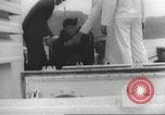 Immagine di I rifugiati sono portati a un americano di nave della marina americana di evacuazione Europa, 1936, secondo 35 filmato di repertorio 65675063410