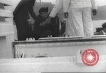 Immagine di I rifugiati sono portati a un americano di nave della marina americana di evacuazione Europa, 1936, secondo 36 filmato di repertorio 65675063410