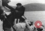 Immagine di I rifugiati sono portati a un americano di nave della marina americana di evacuazione Europa, 1936, secondo 40 filmato di repertorio 65675063410