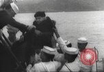 Immagine di I rifugiati sono portati a un americano di nave della marina americana di evacuazione Europa, 1936, secondo 42 filmato di repertorio 65675063410