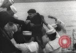 Immagine di I rifugiati sono portati a un americano di nave della marina americana di evacuazione Europa, 1936, secondo 43 filmato di repertorio 65675063410