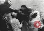 Immagine di I rifugiati sono portati a un americano di nave della marina americana di evacuazione Europa, 1936, secondo 44 filmato di repertorio 65675063410