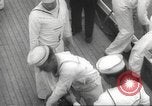 Immagine di I rifugiati sono portati a un americano di nave della marina americana di evacuazione Europa, 1936, secondo 46 filmato di repertorio 65675063410