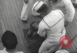 Immagine di I rifugiati sono portati a un americano di nave della marina americana di evacuazione Europa, 1936, secondo 47 filmato di repertorio 65675063410