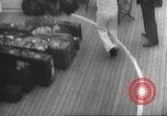 Immagine di I rifugiati sono portati a un americano di nave della marina americana di evacuazione Europa, 1936, secondo 49 filmato di repertorio 65675063410