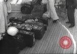 Immagine di I rifugiati sono portati a un americano di nave della marina americana di evacuazione Europa, 1936, secondo 50 filmato di repertorio 65675063410