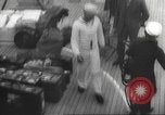 Immagine di I rifugiati sono portati a un americano di nave della marina americana di evacuazione Europa, 1936, secondo 51 filmato di repertorio 65675063410