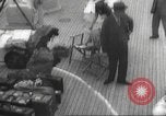 Immagine di I rifugiati sono portati a un americano di nave della marina americana di evacuazione Europa, 1936, secondo 52 filmato di repertorio 65675063410