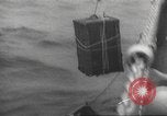 Immagine di I rifugiati sono portati a un americano di nave della marina americana di evacuazione Europa, 1936, secondo 55 filmato di repertorio 65675063410