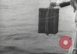 Immagine di I rifugiati sono portati a un americano di nave della marina americana di evacuazione Europa, 1936, secondo 56 filmato di repertorio 65675063410