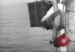 Immagine di I rifugiati sono portati a un americano di nave della marina americana di evacuazione Europa, 1936, secondo 57 filmato di repertorio 65675063410