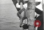 Immagine di I rifugiati sono portati a un americano di nave della marina americana di evacuazione Europa, 1936, secondo 58 filmato di repertorio 65675063410