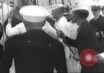 Immagine di I rifugiati sono portati a un americano di nave della marina americana di evacuazione Europa, 1936, secondo 60 filmato di repertorio 65675063410