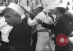 Immagine di I rifugiati sono portati a un americano di nave della marina americana di evacuazione Europa, 1936, secondo 61 filmato di repertorio 65675063410