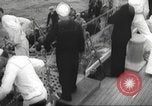 Immagine di I rifugiati sono portati a un americano di nave della marina americana di evacuazione Europa, 1936, secondo 62 filmato di repertorio 65675063410