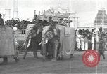 Immagine di Processione con decorate elephant Di Bombay in India, 1932, secondo 5 filmato di repertorio 65675063442