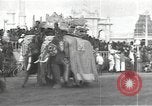 Immagine di Processione con decorate elephant Di Bombay in India, 1932, secondo 6 filmato di repertorio 65675063442