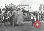 Immagine di Processione con decorate elephant Di Bombay in India, 1932, secondo 7 filmato di repertorio 65675063442