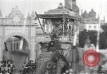 Immagine di Processione con decorate elephant Di Bombay in India, 1932, secondo 23 filmato di repertorio 65675063442