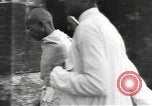 Standbild Mahatma Gandhi Indien, 1933, aus Sekunde 10 historischem Filmmaterial Videoclip 65675063443