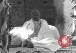 Standbild Mahatma Gandhi Indien, 1933, aus Sekunde 27 historischem Filmmaterial Videoclip 65675063443