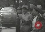 Standbild mexikanischen Zivilbevölkerung Mexico City Mexiko, 1944, aus Sekunde 42 historischem Filmmaterial Videoclip 65675063462