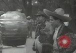Standbild mexikanischen Zivilbevölkerung Mexico City Mexiko, 1944, aus Sekunde 50 historischem Filmmaterial Videoclip 65675063462