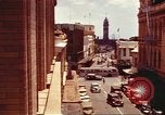 Immagine di Scene di strada con edifici traffico e Aloha Tower a distanza Honolulu Hawaii USA, 1942, secondo 4 filmato di repertorio 65675063478