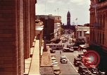 Immagine di Scene di strada con edifici traffico e Aloha Tower a distanza Honolulu Hawaii USA, 1942, secondo 6 filmato di repertorio 65675063478