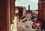 Immagine di Scene di strada con edifici traffico e Aloha Tower a distanza Honolulu Hawaii USA, 1942, secondo 8 filmato di repertorio 65675063478