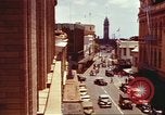Immagine di Scene di strada con edifici traffico e Aloha Tower a distanza Honolulu Hawaii USA, 1942, secondo 10 filmato di repertorio 65675063478