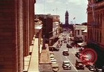 Immagine di Scene di strada con edifici traffico e Aloha Tower a distanza Honolulu Hawaii USA, 1942, secondo 11 filmato di repertorio 65675063478
